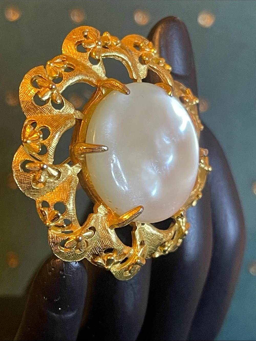 Vintage Florenza Ornate Gold-Tone Luminous Cabochon Wreath Brooch